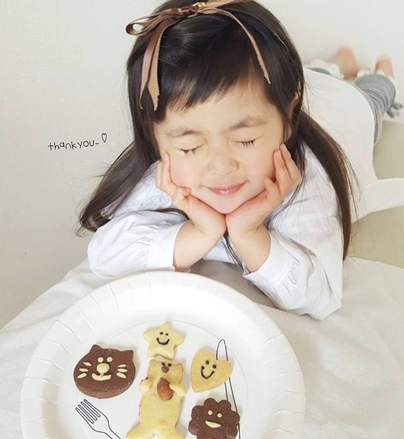 和韩国小麻豆一起学穿衣儿童gif搞笑图片