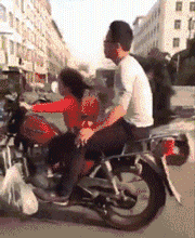 女儿：让你早起你不听送你上班我快迟到了儿童gif搞笑图片