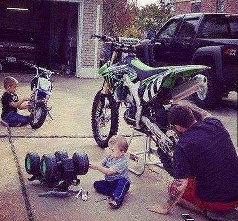 男人共有的天性儿童gif搞笑图片