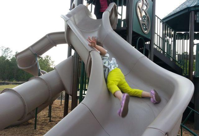 孩子，你这玩滑梯的姿势不对儿童gif搞笑图片