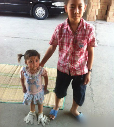 孩子，我想为你捐献一双鞋。要么？儿童gif搞笑图片