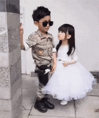 这么小就开始找对象了儿童gif搞笑图片