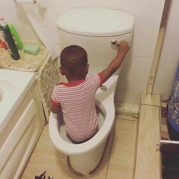 这个家没法呆了，马桶先生请带我离开儿童gif搞笑图片