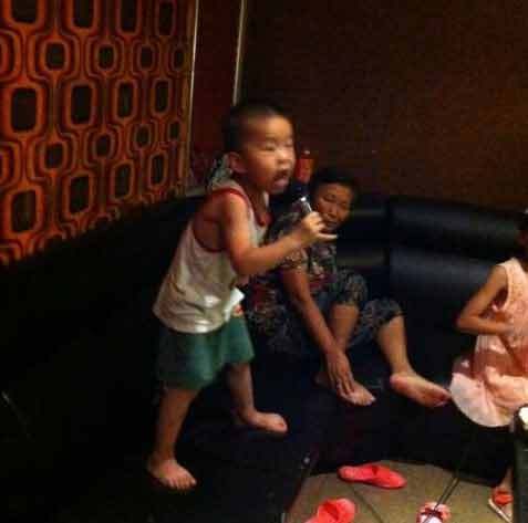 路见不平一声吼啊儿童gif搞笑图片