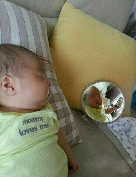 睡前也不忘自拍一下啊儿童gif搞笑图片