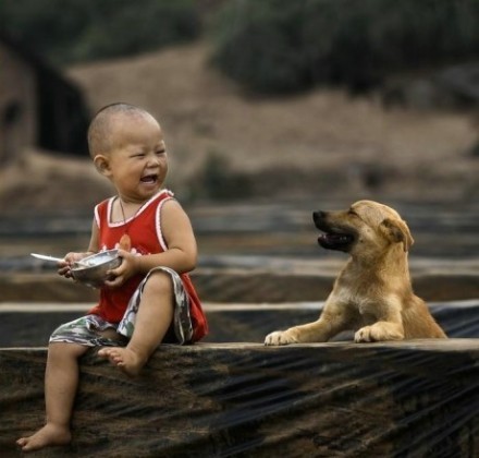 小时候，快乐是多么简单。。。儿童gif搞笑图片