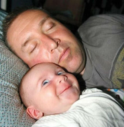 总算把老爸哄睡着了儿童gif搞笑图片