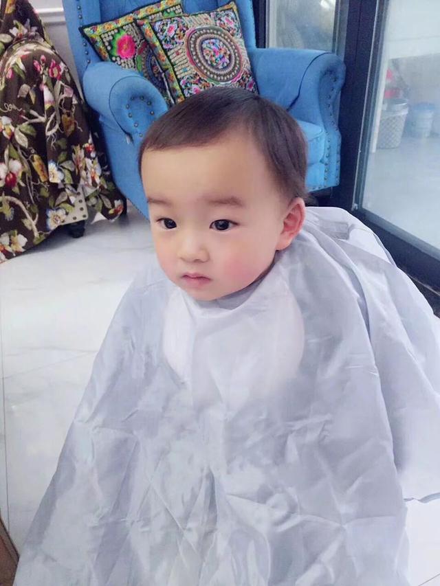 宝宝一夜长大，承受着这个年纪不该有的委屈。ps：朋友把儿子剃成了谢广坤儿童gif搞笑图片