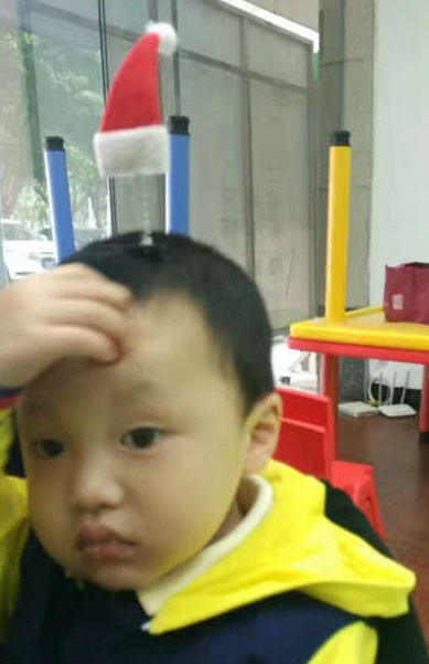 感觉戴了一根避雷针儿童gif搞笑图片