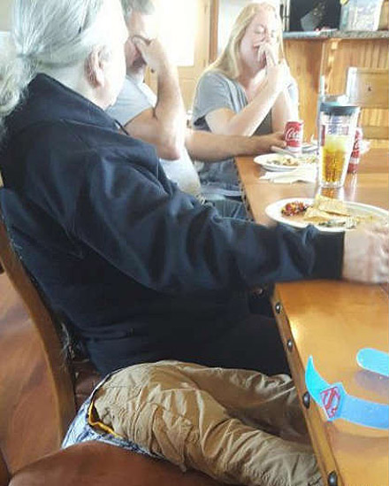 老外大爷，你的孙子掉下来了儿童gif搞笑图片