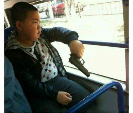 沧桑的面容，迷离的眼神，隔壁小学的扛把子感觉真不好惹儿童gif搞笑图片