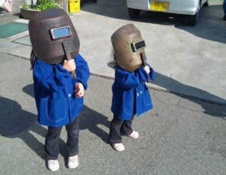 俩小萝莉这样看日食，好可爱儿童gif搞笑图片