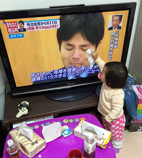 目测这丫头长大必定是个贤妻良母儿童gif搞笑图片