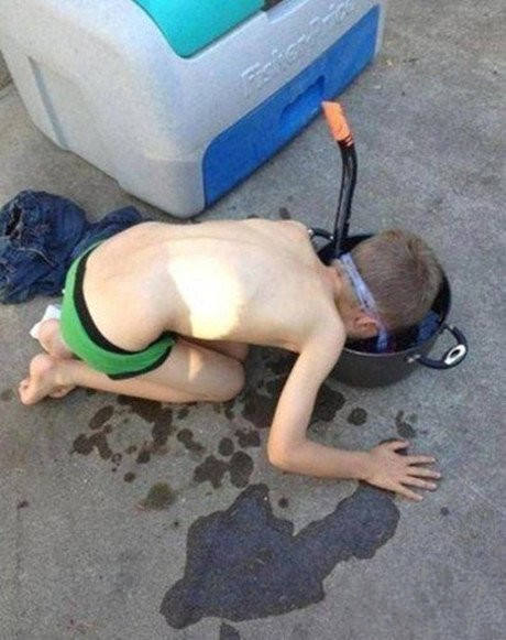 孩子，你练习潜水，你妈妈知道吗？儿童gif搞笑图片