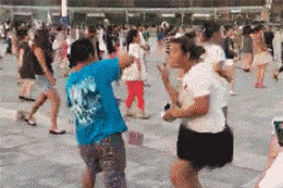 你看过这样的广场舞吗？牛儿童gif搞笑图片