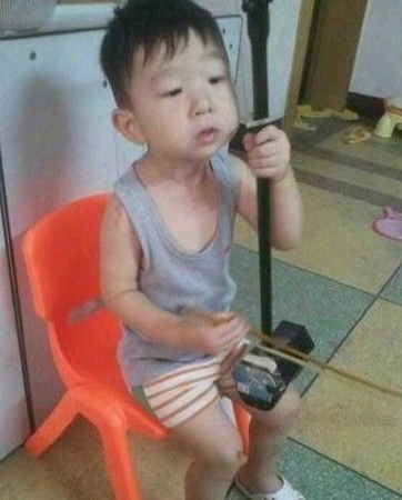 拉完这一曲，肝肠寸断！儿童gif搞笑图片