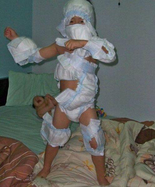 丝毫不顾后面宝宝的感受儿童gif搞笑图片