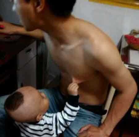 老爸，我要吃奶儿童gif搞笑图片