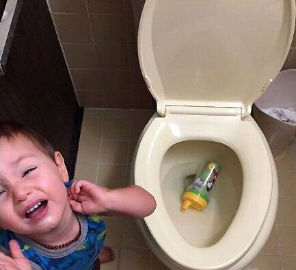 此刻的我已经崩溃了儿童gif搞笑图片