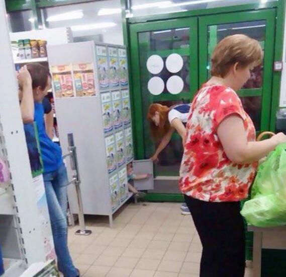 防熊孩子闹事的模范家长儿童gif搞笑图片