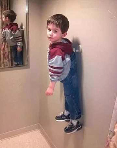 不听话的孩子，被父母这样子挂起来了儿童gif搞笑图片