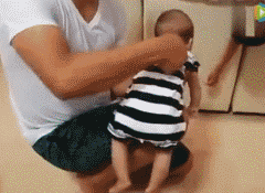 下面，见证奇迹的时刻到了，仅限6个月宝宝！当你刮宝宝哪边的背，宝宝的屁股就会像同一方向扭～儿童gif搞笑图片