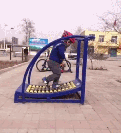 怎么跑都跑不出去啊，难道这条路就是传说中的套路？儿童gif搞笑图片