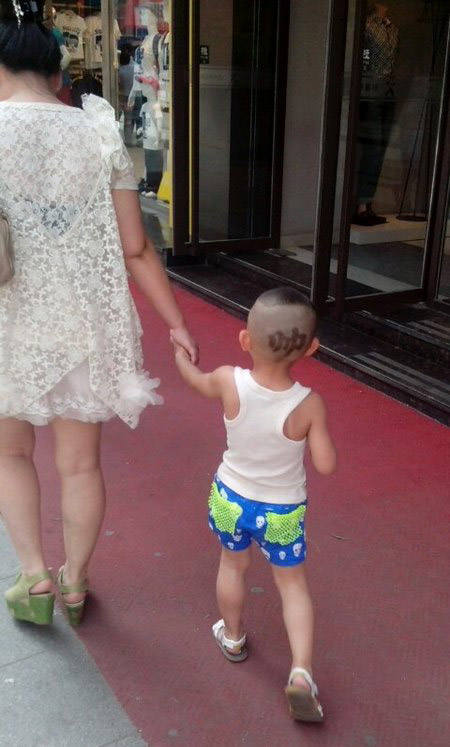 谁家的娃子，真是帅啊儿童gif搞笑图片