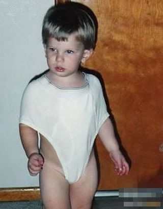 小盆友，衣服不能乱穿啊！儿童gif搞笑图片