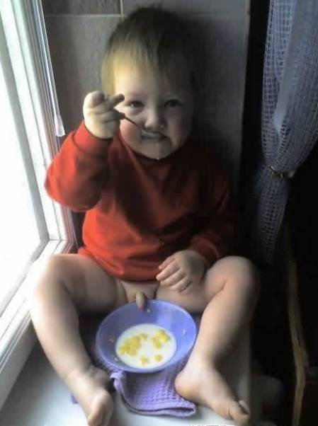 孩子，你在吃啥？儿童gif搞笑图片