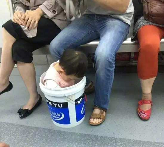 带娃不容易，娃更不容易儿童gif搞笑图片