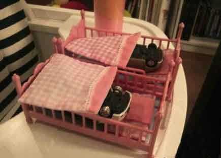 给女儿买汽车玩具后儿童gif搞笑图片