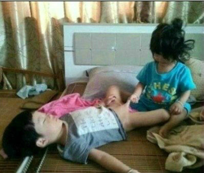 妹子放开你的手儿童gif搞笑图片