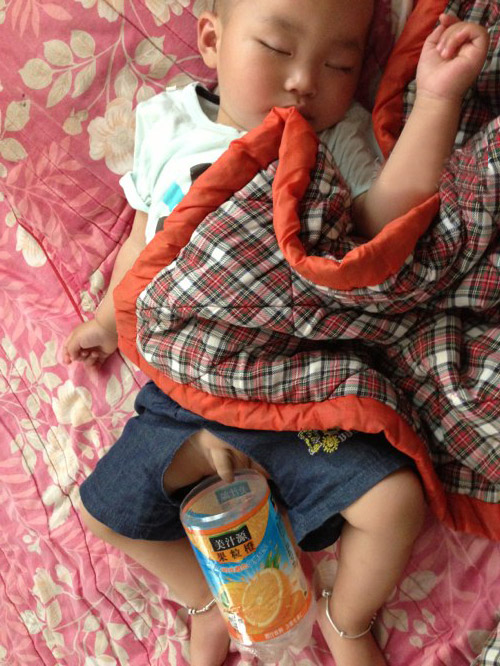 儿子睡着了，怕他尿床上结果就这样了儿童gif搞笑图片