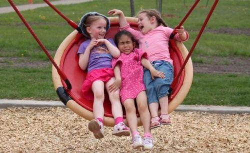 荡秋千的感觉儿童gif搞笑图片