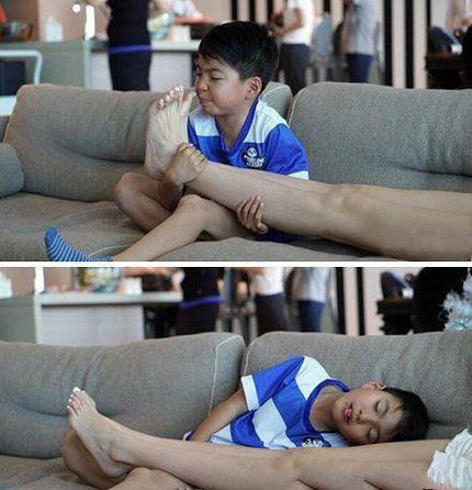 深深地陶醉在这味道里儿童gif搞笑图片