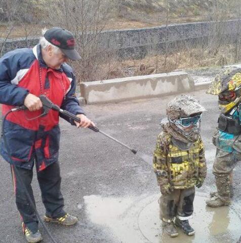 外国熊孩子玩耍回家必做儿童gif搞笑图片