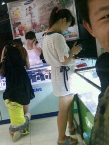 我想说，熊孩子你这是干嘛呢儿童gif搞笑图片