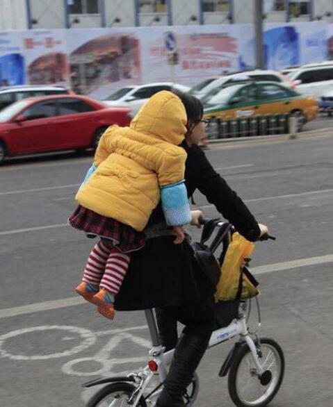 妈妈我是亲生的吧儿童gif搞笑图片