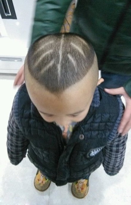 没点想法没点技术是当不了理发师的儿童gif搞笑图片