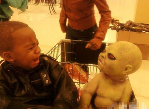 瞧把这小朋友给吓的儿童gif搞笑图片