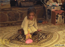 看破红尘的小精灵就这样结束了自己的玩具生涯儿童gif搞笑图片