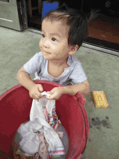 家里的小绵袄，终于可以帮家里的忙了儿童gif搞笑图片