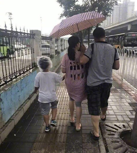 夫妻之间是真爱儿童gif搞笑图片