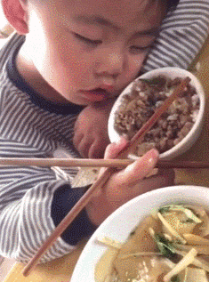 吃饭睡觉两不误，吃货的世界你不懂儿童gif搞笑图片