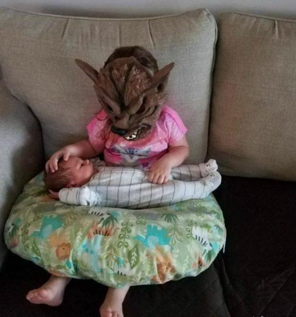 熊孩子，你把弟弟吓坏了儿童gif搞笑图片