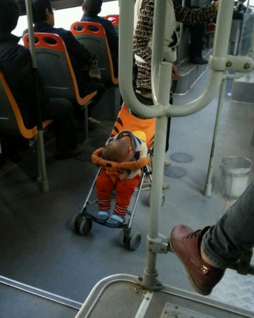 孩子，困了，累了，喝红牛吧儿童gif搞笑图片