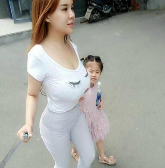 后面的小姑娘成功抢镜儿童gif搞笑图片