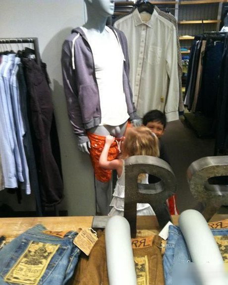 国外的展示模特模型太逼真了儿童gif搞笑图片