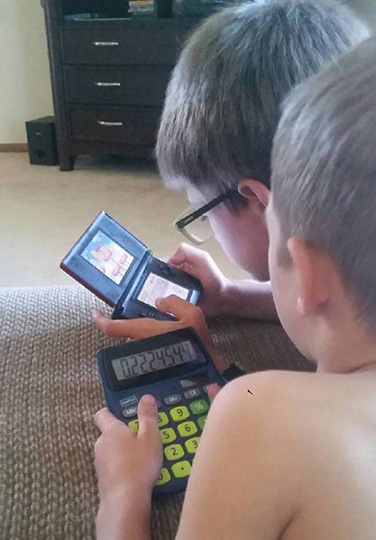 跟哥哥一起玩游戏机真刺激儿童gif搞笑图片